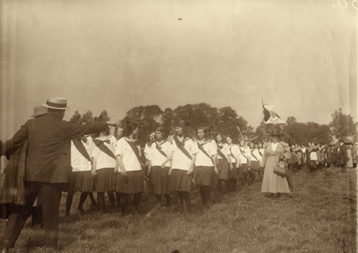 98751 Afbeelding van de gymnastiek- en atletiekdemonstraties op de gemeentelijke sportterreinen aan de Thorbeckelaan te ...
